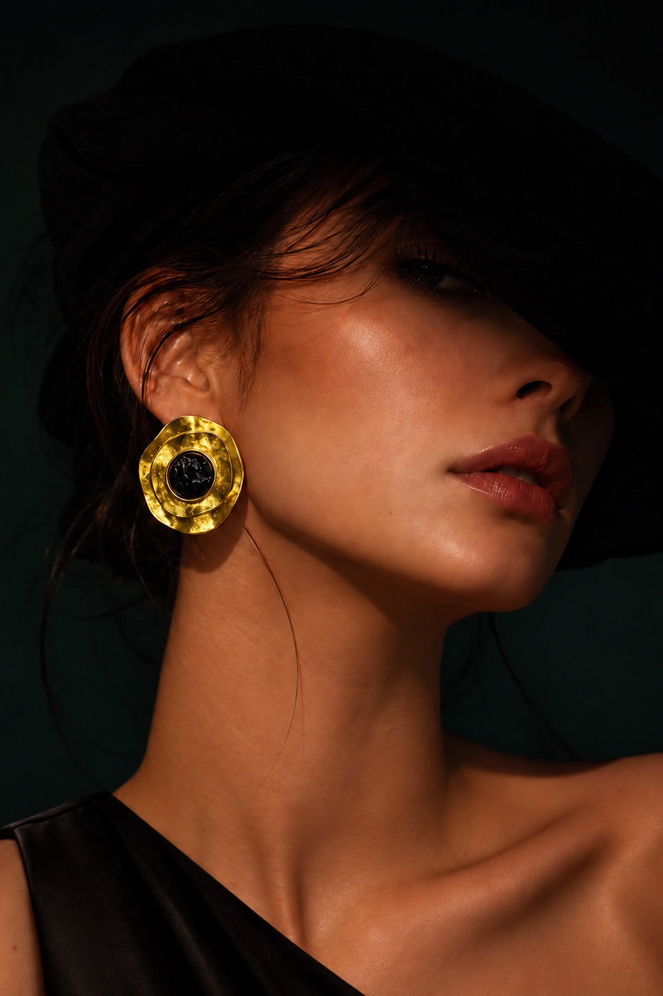 Sitara Sunehri — Hammered Gold Onyx Stud Earrings